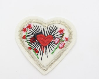 Broderad hjärtapplikationslapp: Blommönster