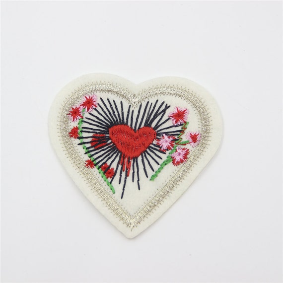 Toppa Ricamata Termoadesiva A Forma Di Cuore Hippie Fiore - Applique Per Cucire O Stirare Su Abiti, Borse, Giubbotti - 7,4 X 9 Cm