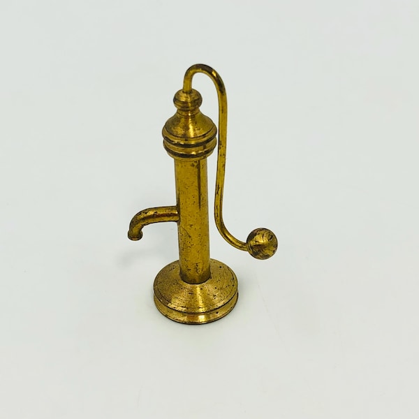 Pompe à eau miniature vintage en laiton - accessoire de jardin pour maison de poupée - décoration de cour extérieure de ferme de basse-cour à l'échelle 1:12