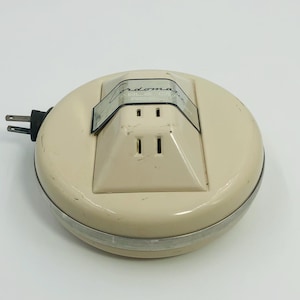 Vintage Retractable Extension Cord with 3 Outlets WORKING  Electrical Round Cordmatic Reel Power Strip Mid Century Workshop Garage Model 510