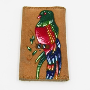Cartera de mano vintage de piel de ante mexicana hecha a mano con tres pliegues y diseño de loro quetzal pintado a mano, Chinelo, México