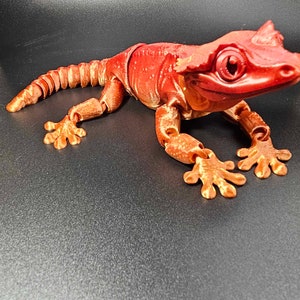 3D Printed Articulated Crested Gecko, Moveable Limbs, Custom Colors, Unique Gift, Proceeds Benefit Animal Rescue, Licensed MatMireMakes