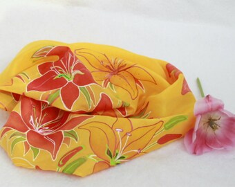 Pañuelo de seda Lirios, Pañuelo de seda pintado a mano, Pañuelo de seda 100%, Floral, Amarillo, Naranja, Original, Único, Regalo para ella, Mujer, Esposa
