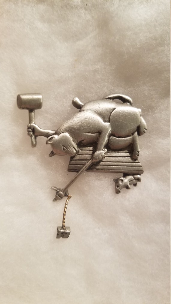 JJ pewter Cat catching mouse with cheese brooch