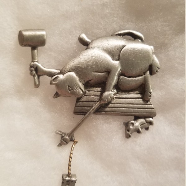 JJ pewter Cat catching mouse with cheese brooch