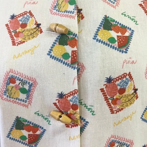 1940er 1950er Jahre style teatimer Bluse, Tutti Frutti auf cremefarbenem Grund. Mit vintage Muster. Carmen Miranda Früchte Bluse