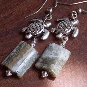 Kolczyki Turtle. Naturalne kolczyki. Kolczyki Jasper. Kolczyki Beach. Lato. Prezent dla niej. Prezent dla nauczyciela. Przyjaciel. Kamień szlachetny. Lato. Słodkie.