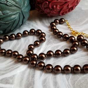 Collier ras de cou marron vintage 8 mm, perles de verre nouées. Fausses perles. Tour de cou. Noué à la main. Chocolat. Rétro. Bohème. Bohème. Noué en soie. Années 1970.