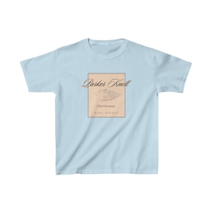 Può includere: T-shirt blu chiaro con un design di etichetta di vino vintage con il testo "Parker Knoll 1993 Chardonnay Napa Valley".