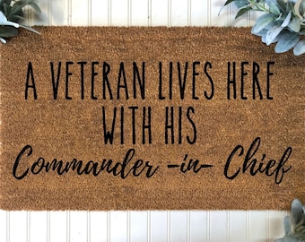 Un vétéran vit ici avec son commandant | Cadeau militaire | Cadeau de vétéran | Cadeau de clôture | Paillasson