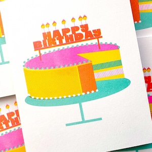 Carte d'anniversaire moderne du milieu du siècle - Gâteau imprimé en risographie avec décoration « Joyeux anniversaire » - Style rétro coloré