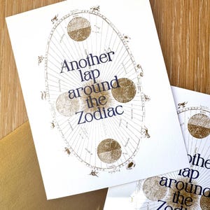 Carte d'anniversaire astrologie du zodiaque - « Un autre tour du monde du zodiaque » - risographie imprimée à l'encre de soja bleu et or