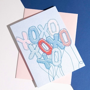 Amore, Bambino, Grazie, Semplicemente così, Amicizia, Biglietto d'auguri con palloncino blu e rosso di XO, Abbracci, Baci, Biglietto d'auguri - Stampa Risograph