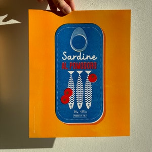 Stampa artistica di una scatola di sardine italiane – Poster Risograph – Decorazione da parete per cucina retrò – Illustrazione di cibo vintage – Stampa 8x10 – Sardine al pomodoro