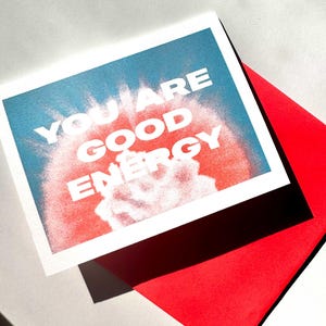 Carte risographique You Are Good Energy - Impression rouge fluorescent et bleu ciel - Typographie moderne édifiante et art des nuages célestes