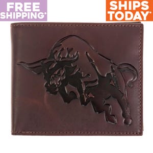 Cartera de cuero para hombre, diseño de toro al ataque, con ventana para identificación, hecha a mano, de doble pliegue, piel flor, color castaño oscuro.