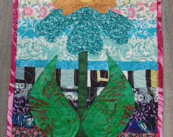 Tapiz de flores acolchado, arte textil, decoración de pared azul