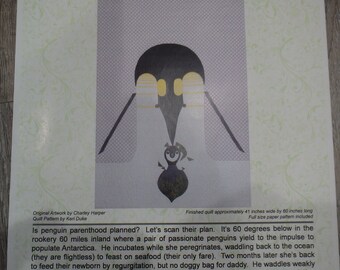 Könnte beinhalten: Ein Quiltmuster mit einer stilisierten Illustration von zwei Pinguinen mit gelbem Schnabel und schwarz-weißem Körper. Das Muster trägt den Titel "Charley Harper's Quilts B-r-r-r-r-thday" und enthält den Text "Is penguin parenthood planned? Let's scan their plan. It's 60 degrees below in the rookery 60 miles inland where a pair of passionate penguins yield to the impulse to populate Antarctica. He incubates while she peregrinates, waddling back to the ocean (they are flightless) to feast on seafood (their only fare). Two months later she's back to feed their newborn by regurgitation, but no doggy bag for daddy. He waddles weakly away from fast to feast, 60 miles to go at 60 below. Cool plan - for sub zero population growth."