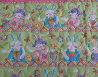 Camino de mesa de Pascua morado y rosa