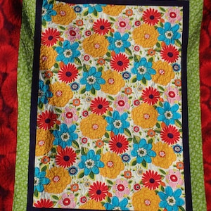 blauwe, rode en gele queen size bloemenquilt