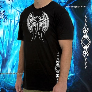 Peut inclure: T-shirt noir avec un motif tribal blanc en forme d'ailes et de diamant. Le motif est centré sur le devant du t-shirt. L'image latérale montre une version plus petite du motif sur un fond noir. Image latérale : 2" x 10"