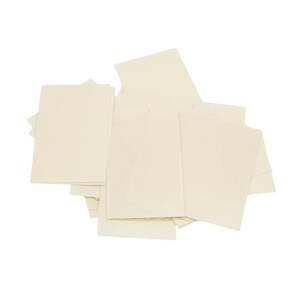 Könnte beinhalten: Ein Stapel rechteckiger Papierschichten in gebrochenem Weiß.