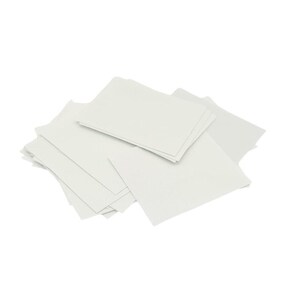 Könnte beinhalten: Ein Stapel weißer Papierquadrate, wahrscheinlich für Bastelarbeiten oder Scrapbooking.