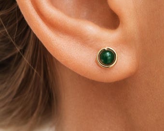 Brincos de Esmeralda - Brincos de Esmeralda com Pino - Joias de Esmeralda - Brincos Pequenos de Esmeralda Redonda - Brincos de Pedra Verde
