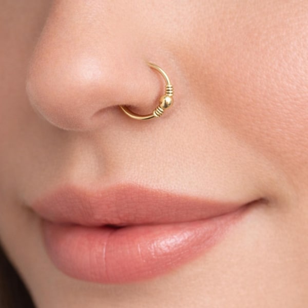 Piercing de nariz com contas finas - Piercing de nariz dourado - Piercing de nariz com argola pequena - Piercing de nariz com bolinha pequena - Argola para piercing - Argola com contas