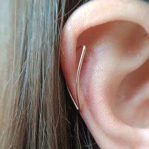 Pendiente para cartílago de la hélice: anillo triangular curvo largo para la hélice. Único y exclusivo en oro rosa o plata.