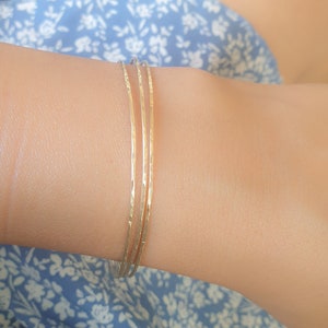 Thin Hammered Wire Bracelet, Skinny Hammered Bangle, Minimalist Stackable Bracelet, Thin Textured Bracelet in Gold Silver Rose Gold