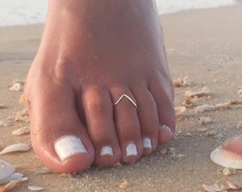 Chevron Toe Ring-Dainty Toe Ring-Tiny Toe Ring-Delicate Toe Ring-Thin Toe Ring-Adjustable Toe Ring-Foot Jewelry-Beach Jewelry-Boho Toe Ring