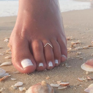 Chevron Toe Ring-Dainty Toe Ring-Tiny Toe Ring-Delicate Toe Ring-Thin Toe Ring-Adjustable Toe Ring-Foot Jewelry-Beach Jewelry-Boho Toe Ring