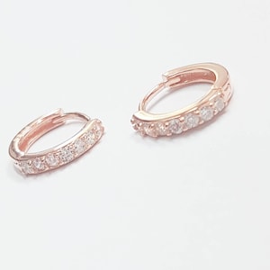 Orecchini a cerchio con zirconi cubici in oro rosa, orecchini a cerchio con micro pavé, piccoli orecchini a cerchio con zirconi cubici in oro, orecchini in oro rosa