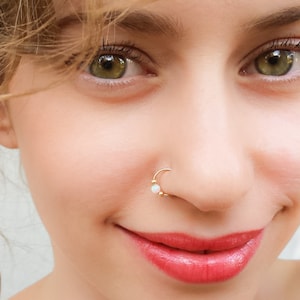 Neusring, nepneusring, helixoorbel, helixpiercing, kraakbeenpiercing, neusringen, schelppiercing, nepneusring, neuspiercing
