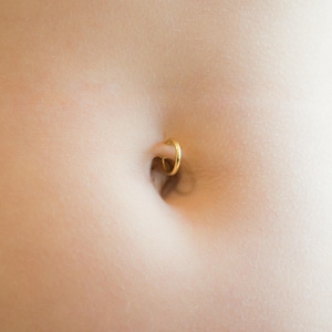 Piercing para el ombligo de 14 g - Piercing de oro para el ombligo de calibre 14 - Aro dorado para el ombligo - Piercing para el ombligo de 14 g - Piercing delicado para el ombligo - Piercing grueso para el ombligo