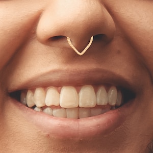 Goud driehoek septum, goud driehoek septum ring, septum, septum ring, septum neusring, gouden septum, septum piercing, septum 18 g, septum oorbel