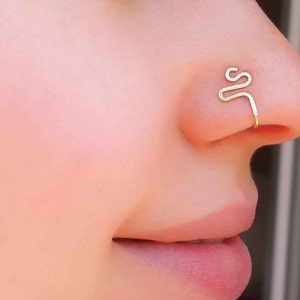 NEUSmanchet, nepneusring, neusgatsieraden, gouden neusring, nepneuspiercing, delicate nepneusring, etnische neusring