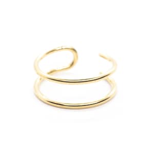 K&ouml;nnte beinhalten: Ein goldener Doppelring-Ohrring. Der Ohrring besteht aus zwei d&uuml;nnen, glatten Ringen, die miteinander verbunden sind.