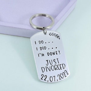 Może przedstawiać: Srebrny brelok do kluczy z tekstem "I do... I did... I'm done! Just Divorced 22.07.2022" na prostokątnej zawieszce.