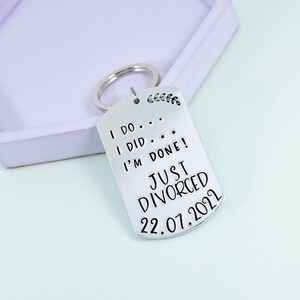 Może przedstawiać: Srebrny brelok do kluczy z wygrawerowanym tekstem "I do... I did... I'm done! Just Divorced 22.07.2022".