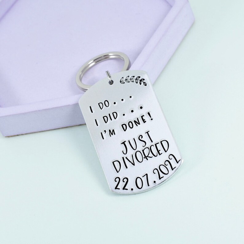 Może przedstawiać: Srebrny brelok do kluczy z wygrawerowanym tekstem "I do... I did... I'm done! Just Divorced 22.07.2022".