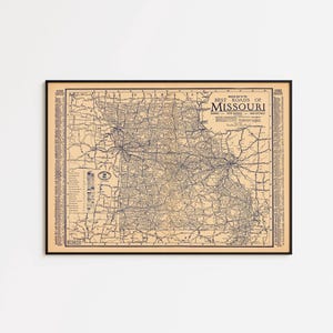 Peut inclure: Une carte vintage encadrée du Missouri, avec un réseau routier détaillé en bleu foncé sur un fond beige. Le titre "Best Roads of Missouri" est affiché en haut. La carte est encadrée d'un cadre noir.