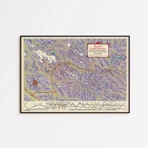 Pode incluir: Um mapa vintage emoldurado de Banff Lake Louise, apresentando uma vista topográfica detalhada em tons de roxo, verde e castanho. O mapa inclui o texto "Banff Lake Louise" em uma faixa vermelha e é emoldurado em uma borda preta.