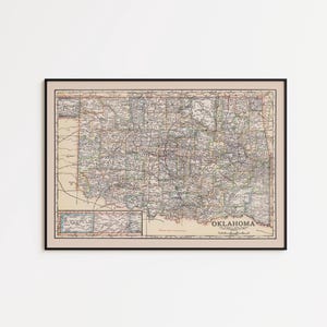 Könnte beinhalten: Gerahmte Vintage-Karte von Oklahoma mit detaillierten Straßen, Städten und geografischen Merkmalen. Die Karte ist auf einem cremefarbenen Hintergrund gedruckt und in einem schwarzen Rahmen eingefasst. Das Wort "Oklahoma" ist unten rechts sichtbar.