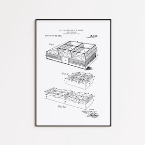 Puede incluir: Impresión enmarcada en blanco y negro de un dibujo de patente de estructura de techo. El dibujo incluye tres vistas diferentes de la estructura, etiquetadas como Fig. 1, Fig. 2 y Fig. 2a. La patente fue publicada el 28 de junio de 1921.