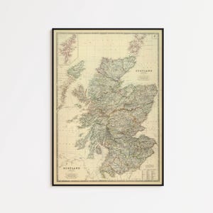 Könnte beinhalten: Gerahmte Vintage-Karte von Schottland mit detaillierten geografischen Informationen. Die Karte ist in Beige-, Grün- und Rottönen gehalten, mit dem Wort "Scotland" angezeigt. Die Karte ist in einem schwarzen Rahmen eingefasst.