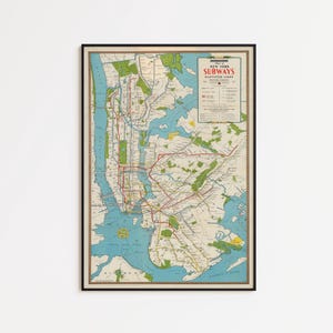 Op de afbeelding: Ingelijste vintage kaart van het New York City metrostelsel, met een gedetailleerde indeling van metrolijnen in rood tegen een achtergrond van blauwe waterwegen en groene parken. De kaart bevat de tekst "New York Subways Elevated Lines".