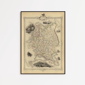 Op de afbeelding: Omlijste antieke kaart met gedetailleerde illustraties en een decoratieve rand. De kaart bevat ingewikkelde lijnen en diverse markeringen, die een historische weergave van een regio laten zien. Het frame is zwart, wat de vintage esthetiek versterkt.