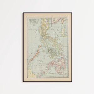 Può includere: Mappa vintage incorniciata delle Filippine. La mappa presenta informazioni geografiche dettagliate con uno sfondo color crema e una cornice nera. Il titolo "PHILIPPINE ISLANDS" è visualizzato in alto.